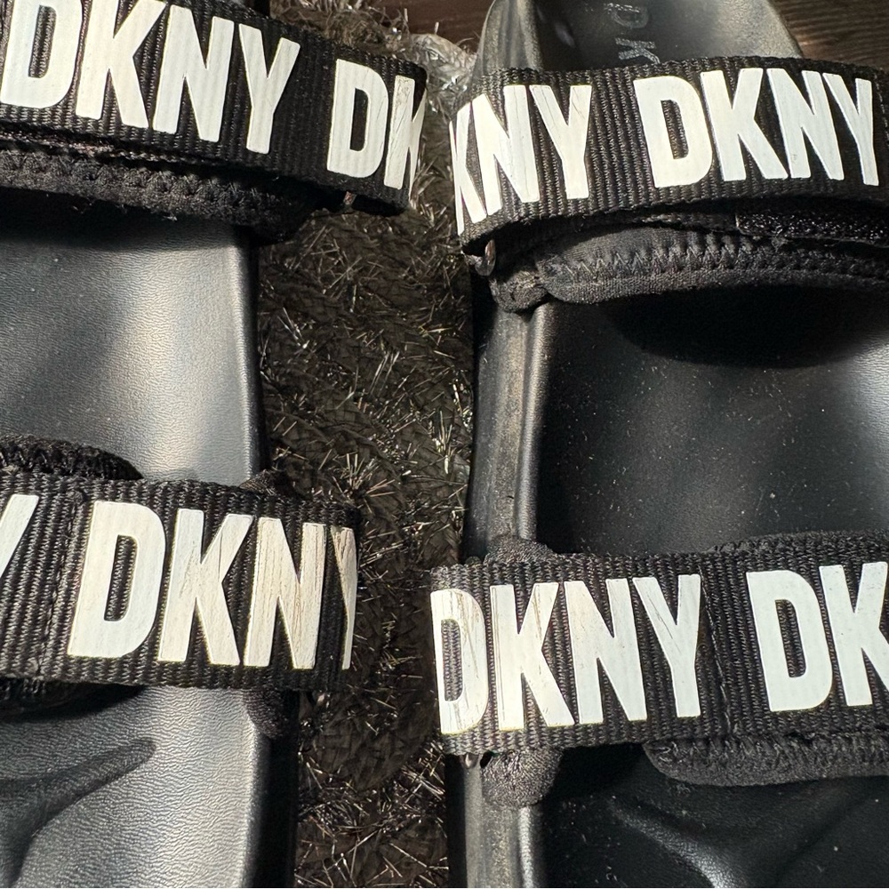 DKNY platform slides - Picture 4 of 5
